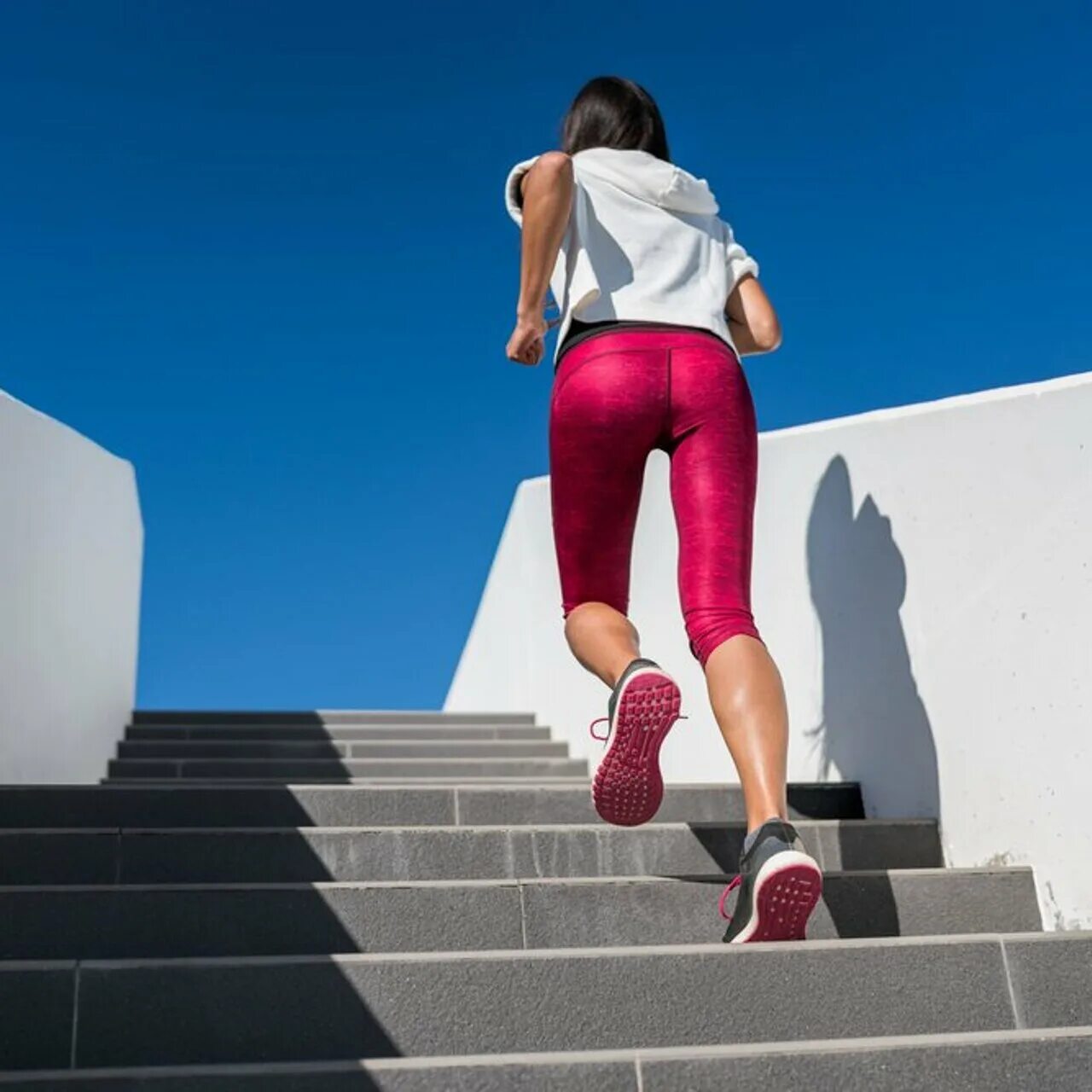 Бег по ступенькам. Бег по лестнице. Человек на лестнице. Подъем по лестнице. Подъем по лестнице.