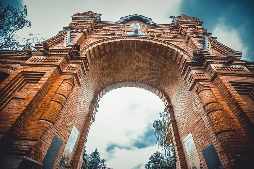 Арка кинопоиск. Александровская Триумфальная арка. Александровская Триумфальная арка (царские ворота). Триумфальная арка царские ворота Краснодар. Александровская Триумфальная арка в Краснодаре.