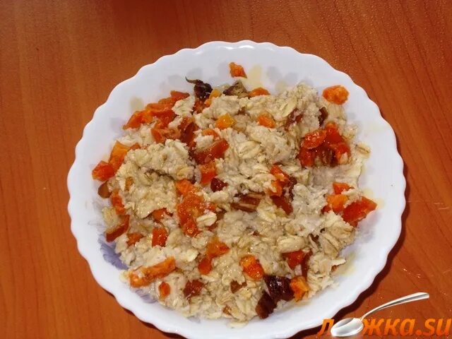 Каша из кураги. Каша украшенная курагой. Овсянка с курагой готовая. Каша с курагой гроздь. Овсянка с курагой Монетка.