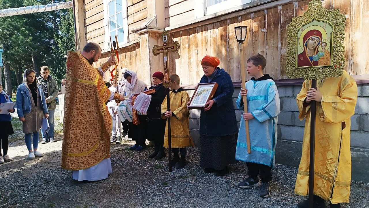 Храм в царицыно живоносный источник расписание богослужений. Иконы в храме. Храм Живоносный источник. Храм Димитрия Солунского Ачаирский монастырь. С праздником иконы Живоносный источник.