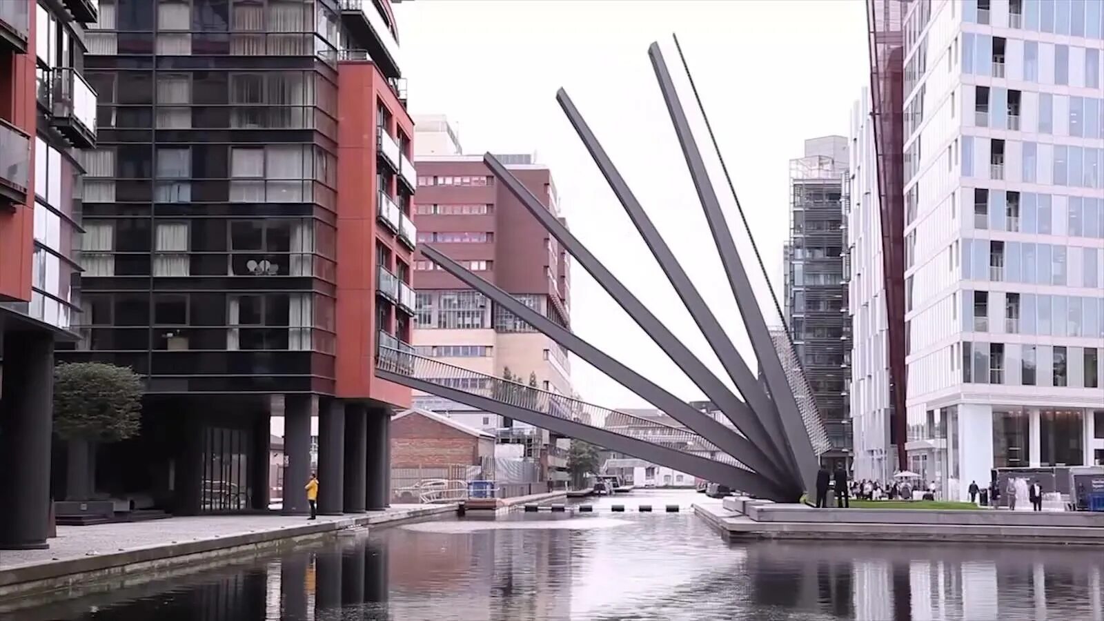 Rolling bridge. Мост роллинг rolling bridge англия. мост трансформер в лондоне. сворачивающийся мост. rolling bridge мост-трансформер.