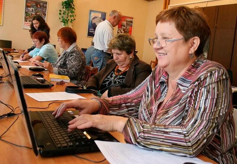 Переобучение людей предпенсионного возраста. Информатизация для пожилых людей. уроки для пенсионеров. компьютерная грамотность лиц предпенсионного возраста. профессиональное обучение пожилых людей.