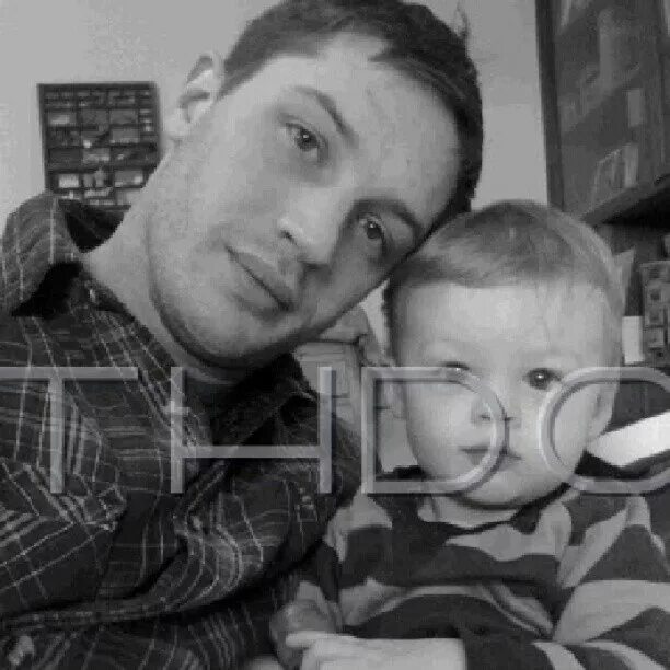 Луи харди сын тома харди. Луи харди сын тома харди. Дети тома харди. Луи харди сын тома харди. Том харди дети.