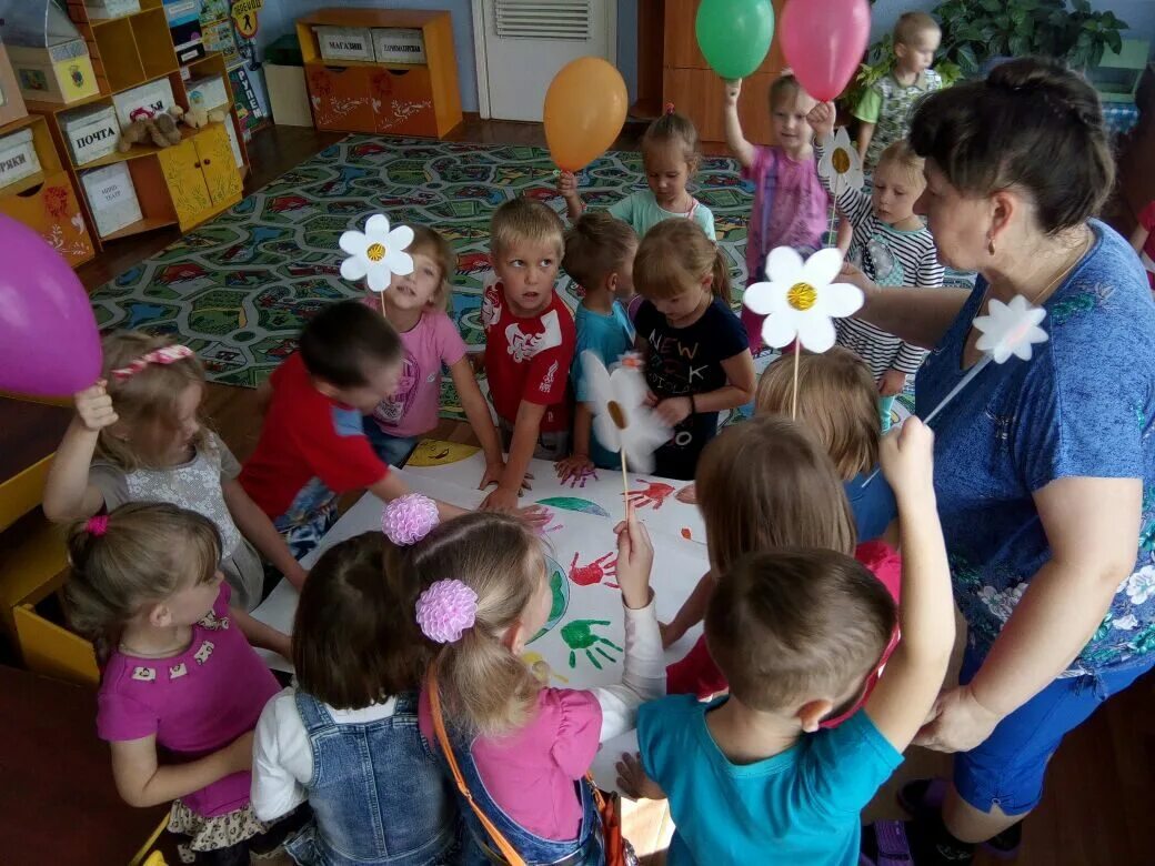 Подготовительная группа день добра. День добра в детском саду. Сад доброты. Доброта ДОУ. День доброты в детском саду подготовительная группа.