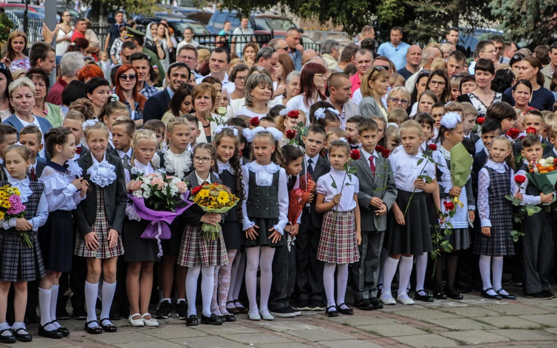 5 октября 2019 года. Линейка 1 сентября. Линейка в школе. 1 Сентября линейка в школе. Школьники на линейке.