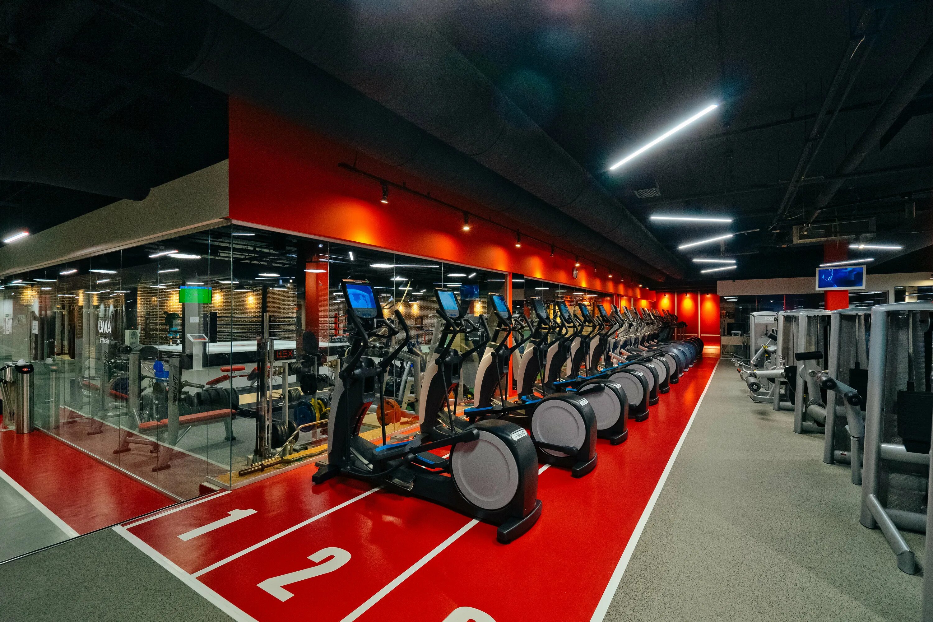 Расстановка тренажеров. Тренажерный зал 100. Фитнес центр 100% бассейн. 100 фитнес центр. Фитнес солнцево.