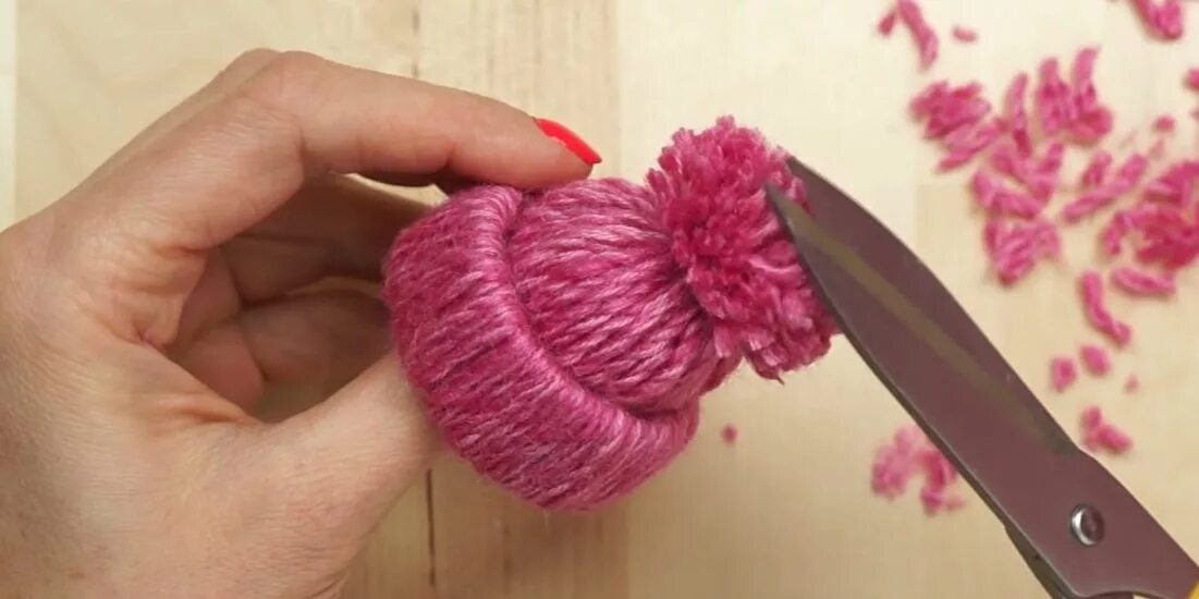Шапка из ниток и картона. Шапочка из пряжи и картона. маленькие шапочки из ниток. маленькая шапочка из ниток и картона. шапочка из втулки и пряжи.