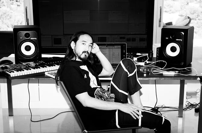 Steve aoki my head. Стив аоки. стив аоки в молодости. тирнан коулинг и стив аоки. steve aoki studio.