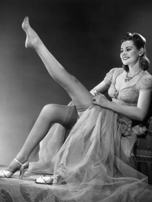 Бабы 50 годов в чулках. Советские женщины в чулках. Винтажные чулки. Советские чулки. Элизабет тейлор 50-е годы.
