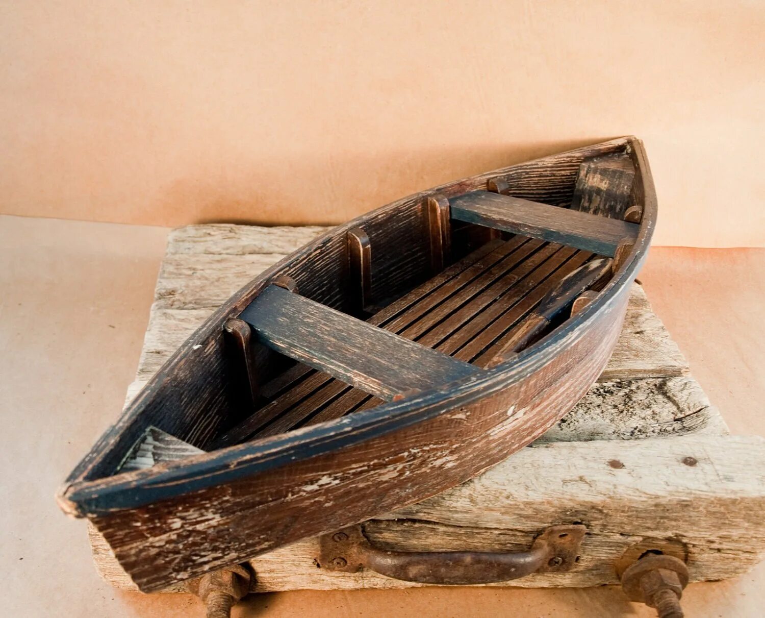Лодка деревянная. Лодка весельная деревянная. Старая деревянная лодка. Лодка деревянная старинная. Легкие 1 лодки