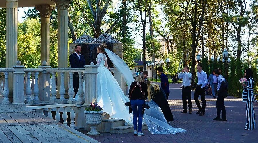 Черкесск парк зеленый остров. Свадьба в Черкесске. Свадьба фотосессия в парке Черкесск. Фотосессия Свадебная в Черкесске на зеленом острове. Летний черкесск