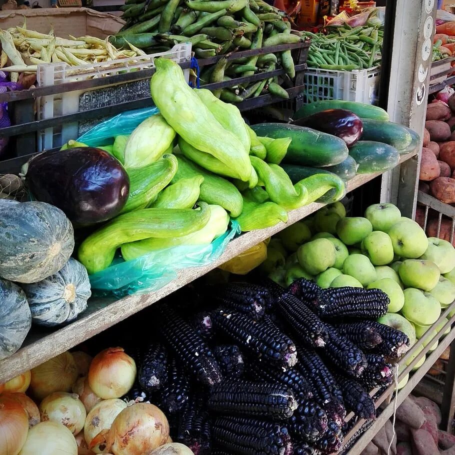 Где купить фрукты овощи. Овощи на рынке. Овощной рынок. Фрукты на рынке. Овощи и фрукты на рынке.