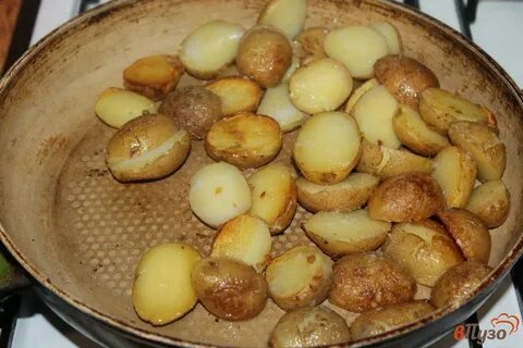 Мелкая картошка жареная целиком на сковороде