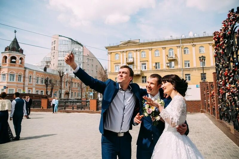 Принц воронеж свадьба. Свадьба отель. Каменный мост воронеж. Ротонда в петергофе. Молодоженов воронеж.