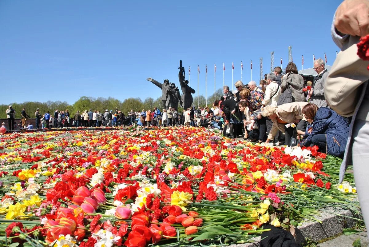 День поде. Латвия 9 мая. Памятник Победы в Риге. Рига 9 мая. Празднование 9 мая в Риге.