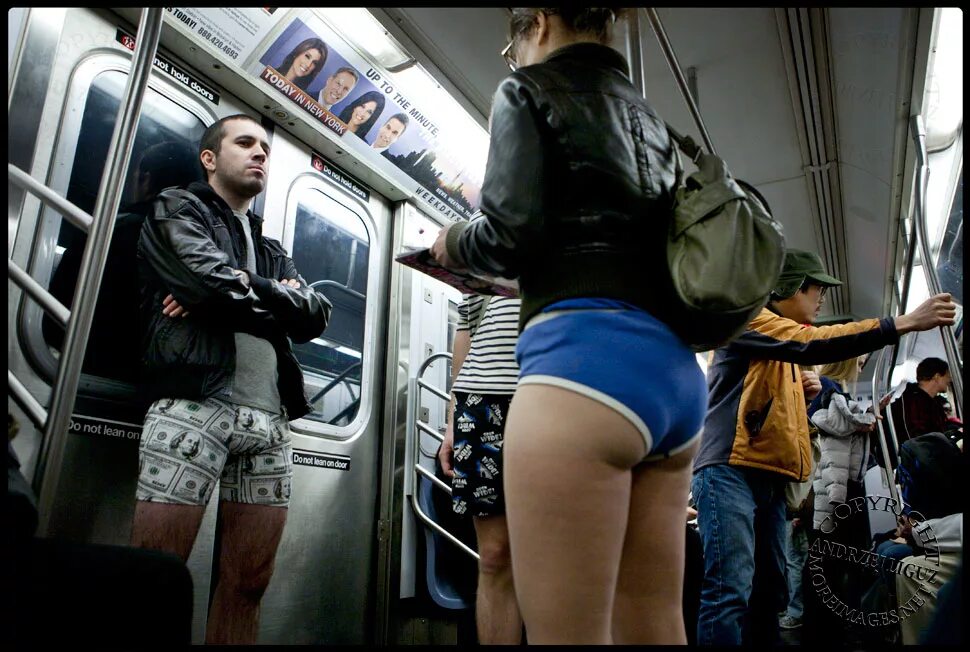 No Pants Subway Ride 2012. Девушка без штанов.