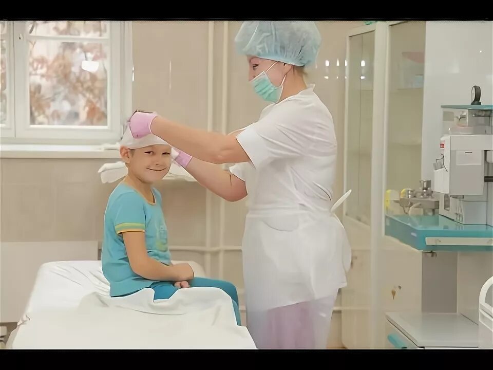 Медсестра за работой. Дети в стационаре. Медработник в садике. Детское отделение больницы. Медсестра в детской больнице.