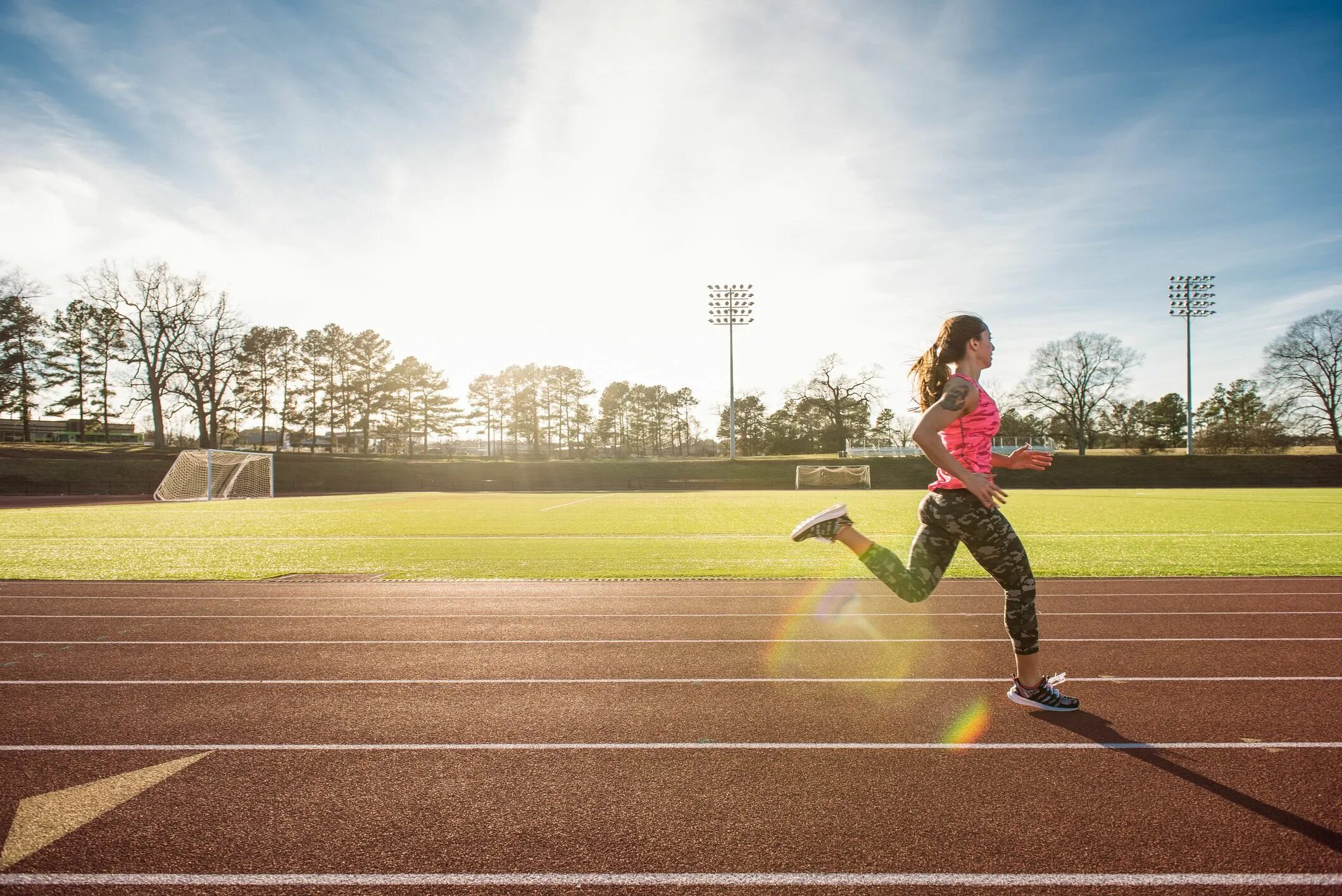 Get up go jogging. Бег на стадионе. Дорожка для бега на стадионе. Пробежка на стадионе. Девушка бежит.