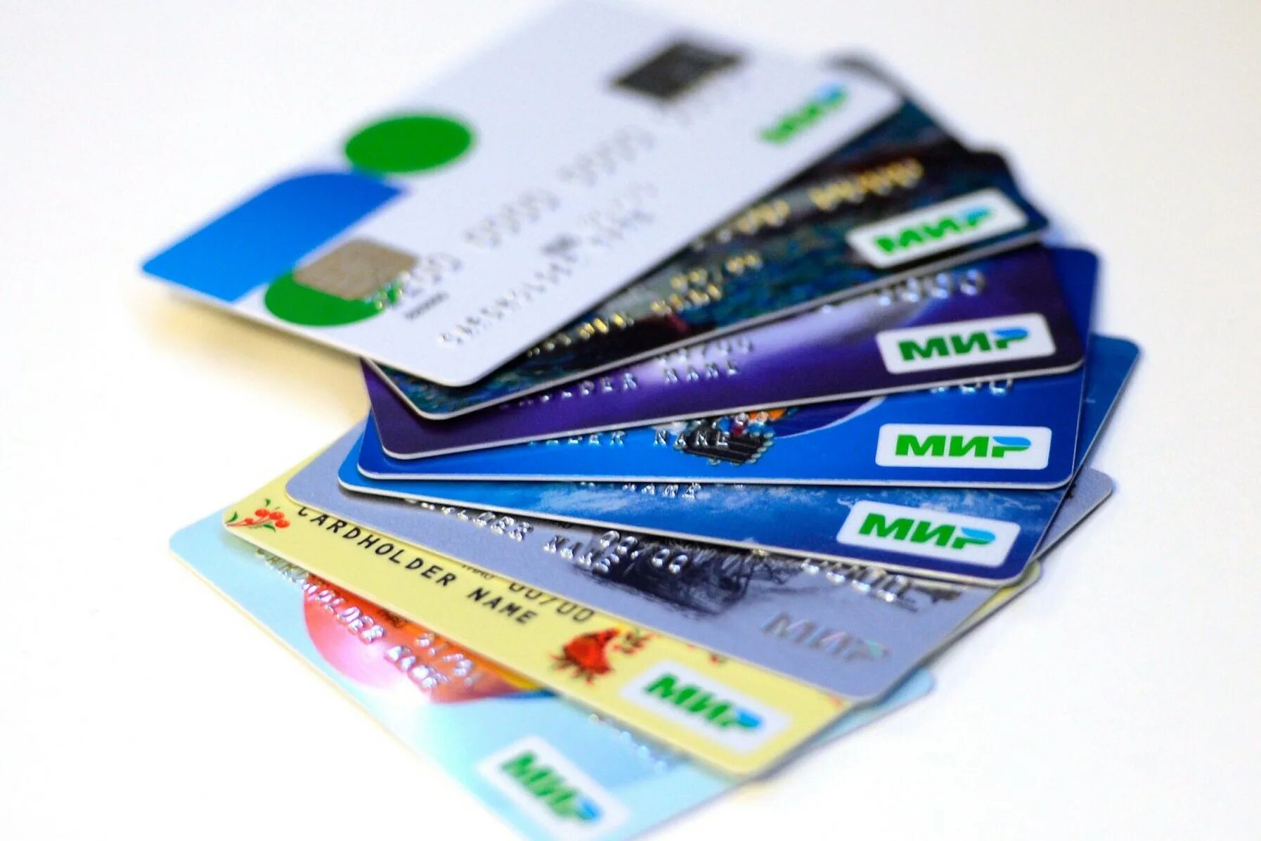 Пластиковые карточки. Банковские пластиковые карточки. Пластиковые карточки мир. Банковская карточка мир. Принимающие кредитные карты