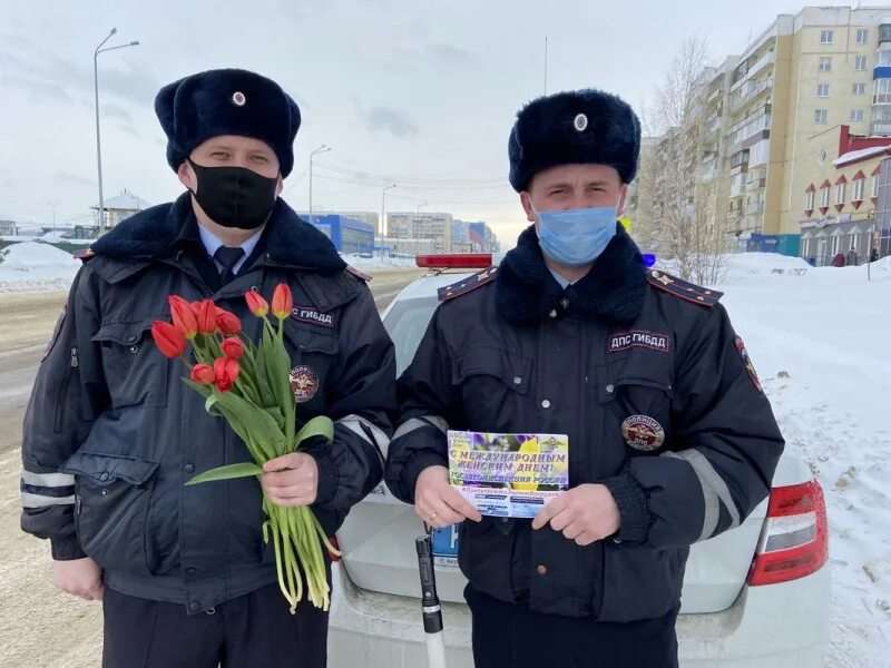 Полиция Ленинск-Кузнецкий. Сотрудники ГИБДД Ленинск Кузнецкий. Цветочный патруль ГИБДД.