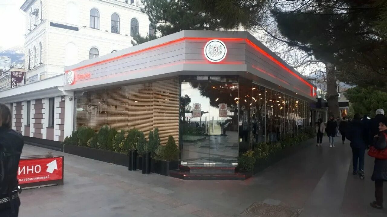 Roppongi ялта. Кафе на набережной ялты. Ялта ресторан roppongi. Рапонги ресторан ялта. Ялта ресторан roppongi.