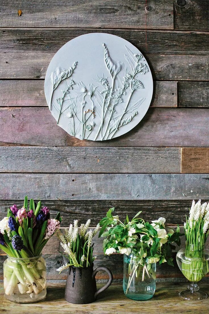 Гипсовый декор. Декоративная лепнина из гипса. Лепнина на стенах в интерьере. Рамки из пенопласта в интерьере. Гипсовые украшения для интерьера.