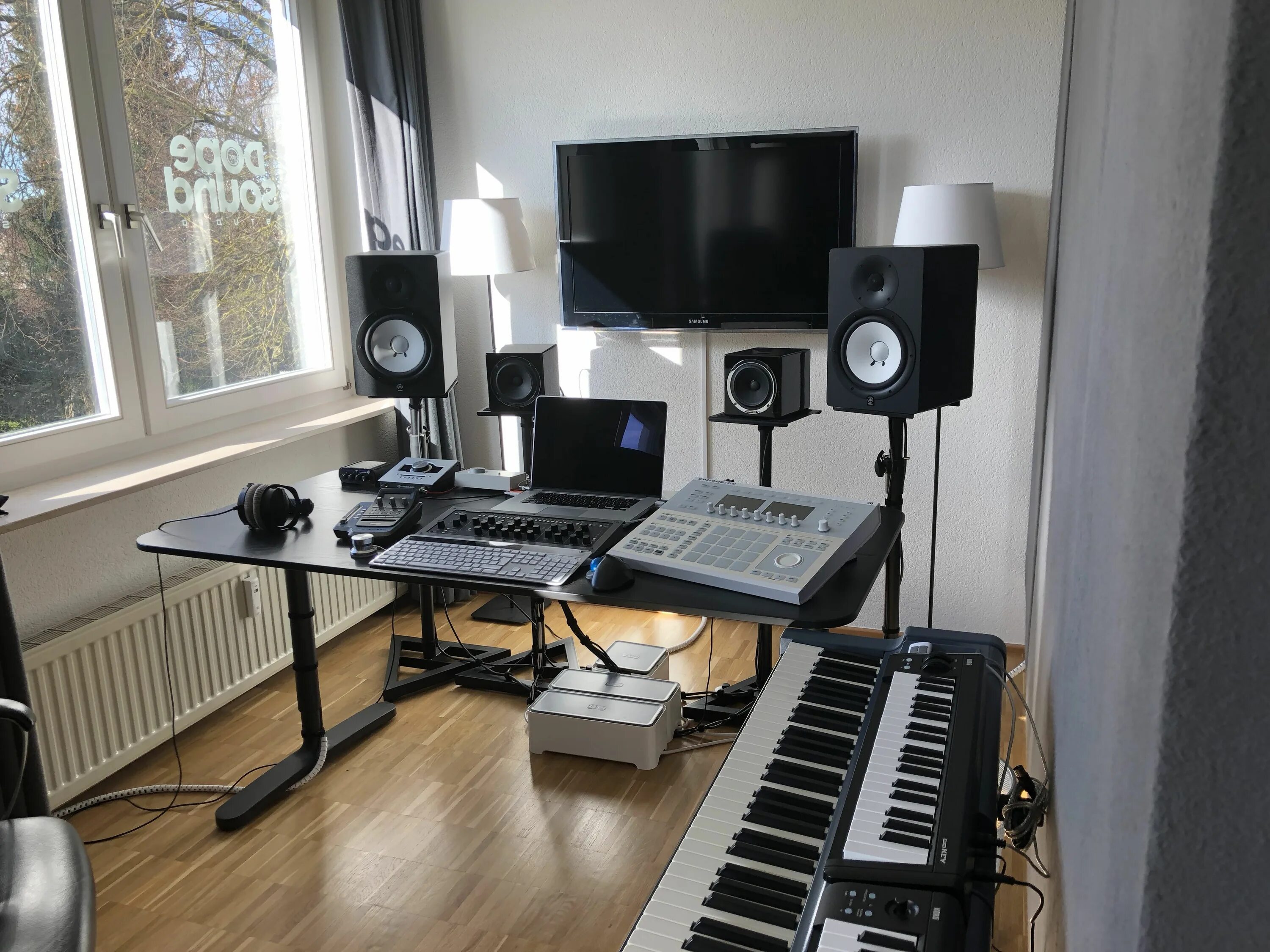 Gaming sound. Студия звукозаписи. Музыкальная студия. Звукозаписывающая студия. Дизайн студии звукозаписи.