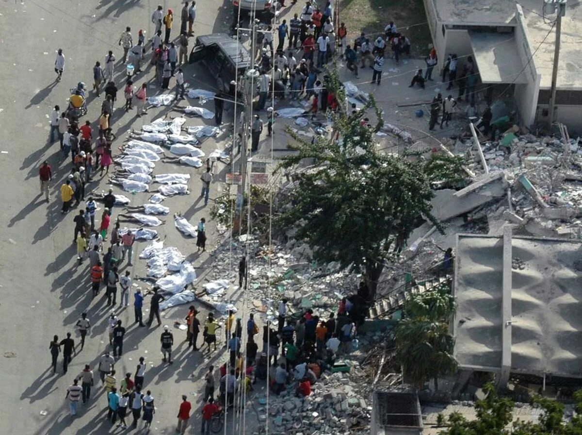 Землетрясения 2010 год. 12 января 2010 года землетрясение на гаити жертвы. причины землетрясения на гаити 2010. порт о пренс до землетрясения. землетрясение на острове гаити.