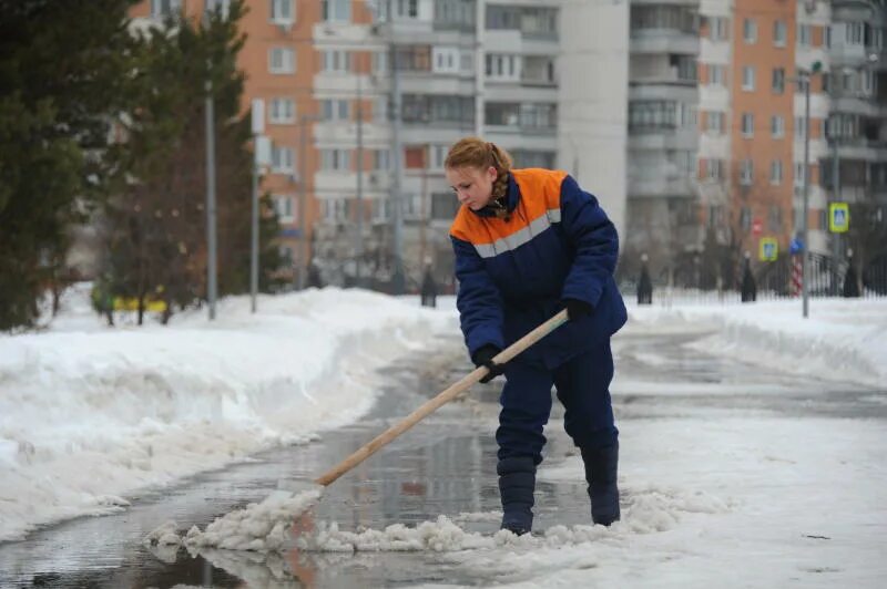 Сотрудниками жилищник выполнены работы по очистке кровель от снега. Жилищник униформа. Коммунальная благоустройство. Жилищник смоленск. Жилищник форма.