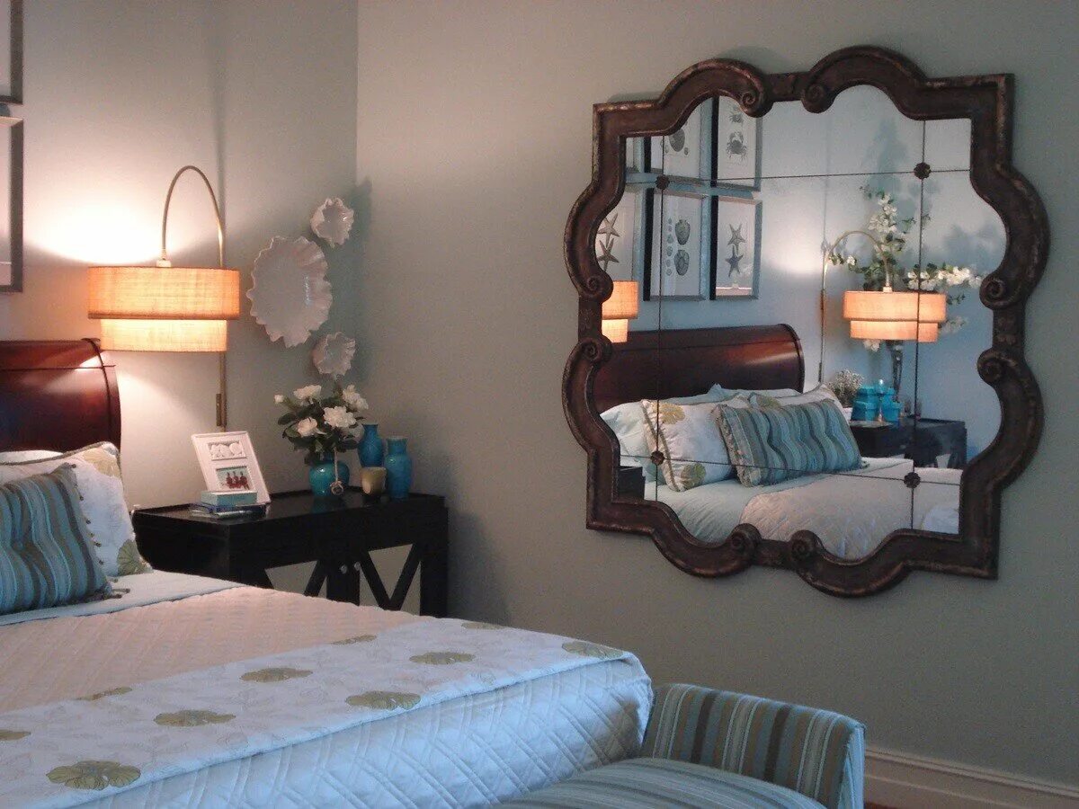 Большие зеркала в спальне. Спальня на английском для детей. Спальная с туалетным столиком в скандинавском стиле. Описание комнаты на английском. Is the mirror in the bedroom.
