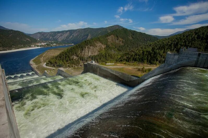 В каком районе находится самая крупная гэс. Саяно-Шушенское водохранилище. Саяно Шушенское вдхр. Саяно-Шушенское водохранилище фото. Самая Старая гидроэлектростанция Алтая.