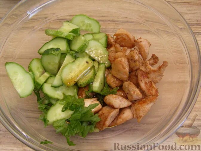 Салат с пекинской капустой и шампиньонами. Салат с курицей и свежими овощами. Салат с мясом и солеными огурцами. Огурец в жареную курицу. Салат с пекинской капустой и шампиньонами.