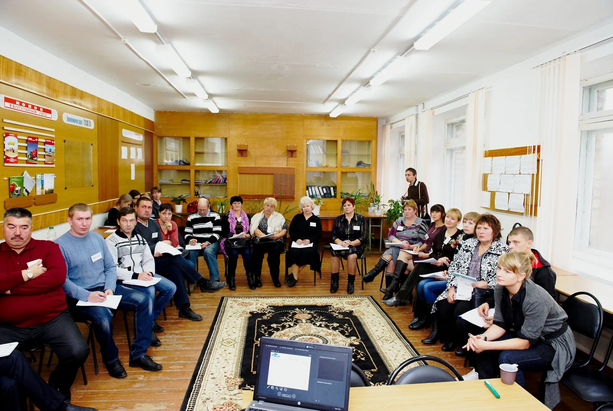 Работа в ялуторовске свежие вакансии на сегодня. Устроиться на работу центр занятости. Акция в согласии ялуторовск. Стеклотех богандинский вакансии. Логотип зпабота дома.