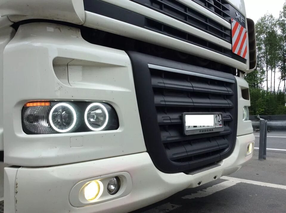 Туманки Даф 105 диодные. DAF 105 противотуманки led. DAF XF 105 ПТФ. Дополнительный свет DAF 105. Даф ближний свет