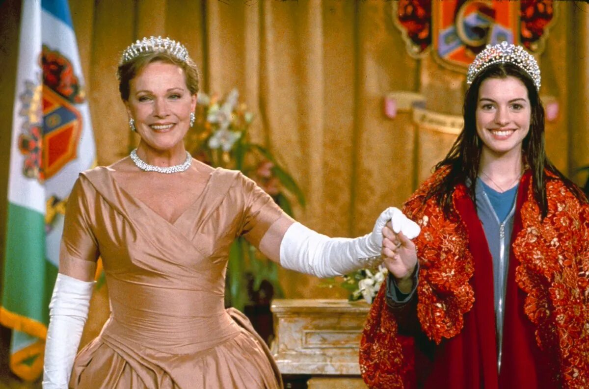 дженна коулман в роли королевы виктории. малефисента 2 королева ингрид. королева отзовик. шарлиз терон в роли королевы равенны. сирша ронан две королевы фото.