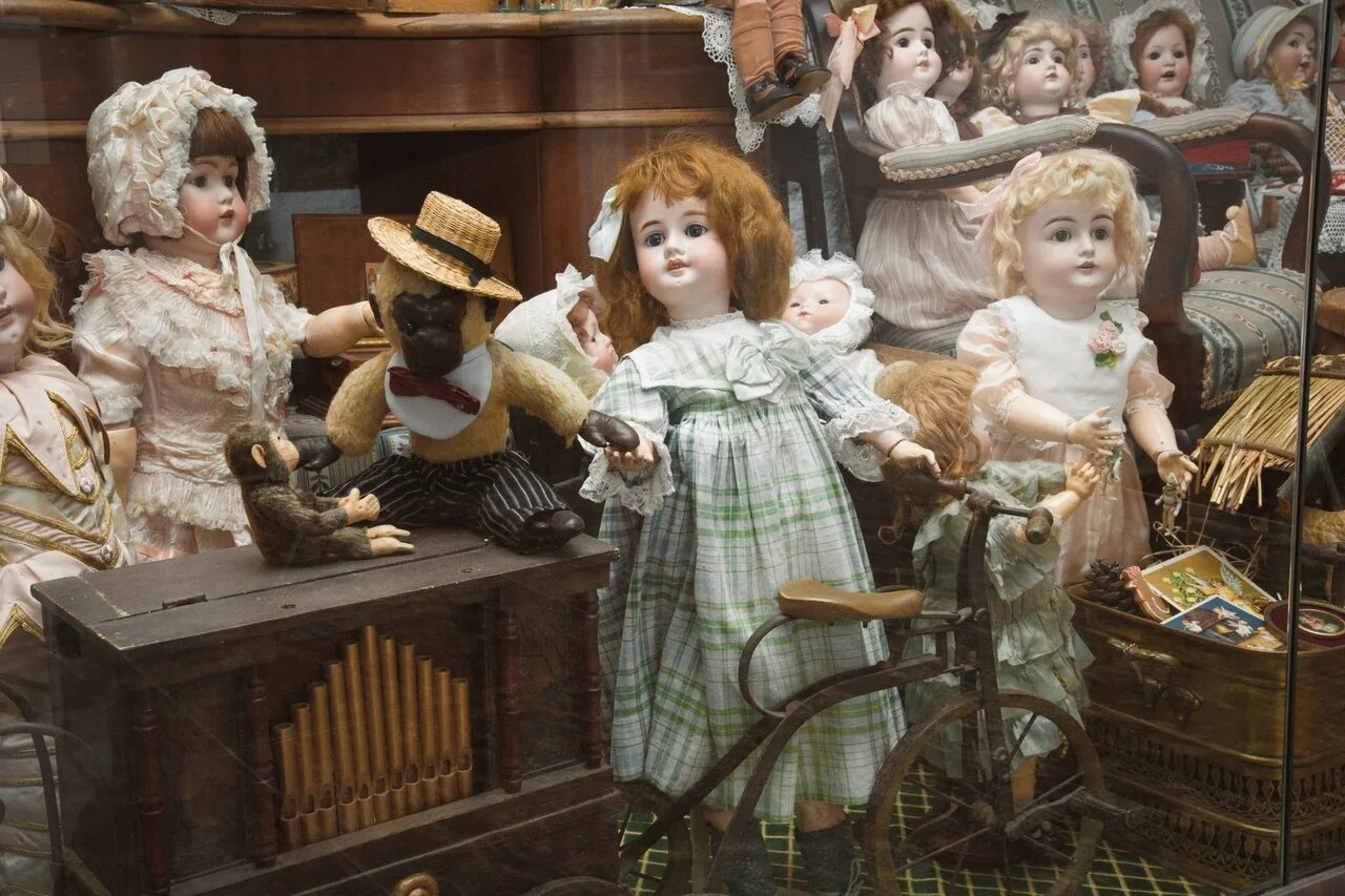 Антикварные куклы в музее Штиглица. Музей кукол Красноярск. Музей уникальных кукол в Москве. Старинные куклы. Dolls store
