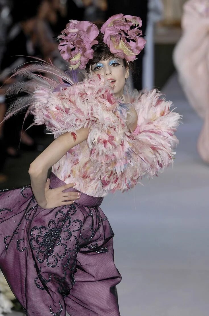 Гальяно 2020. Джон гальяно spring 2009. Показ гальяно. Джон гальяно коллекция от кутюр 2010 кристиан диор. Джон гальяно диор 2007.