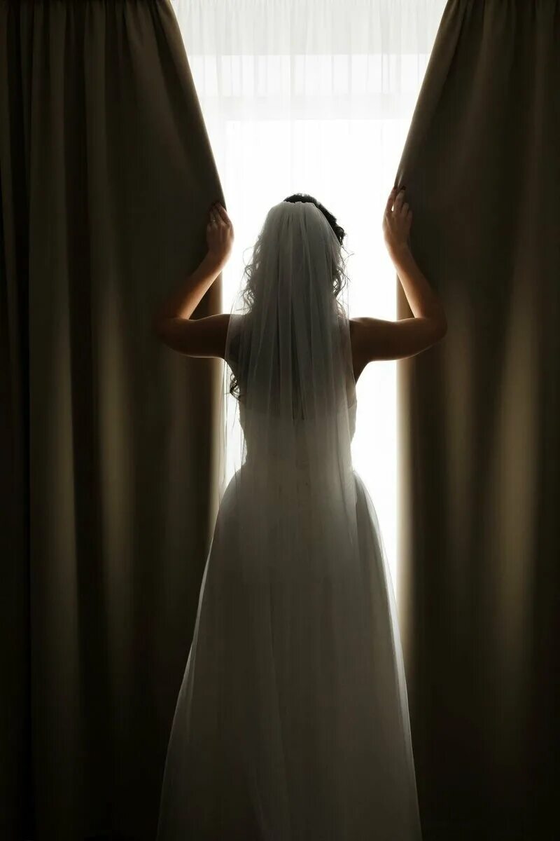 За окном белом платье. Девушка со спины. Девушка в свадебном платье. Невеста со спины. Девушка в платье со спины.