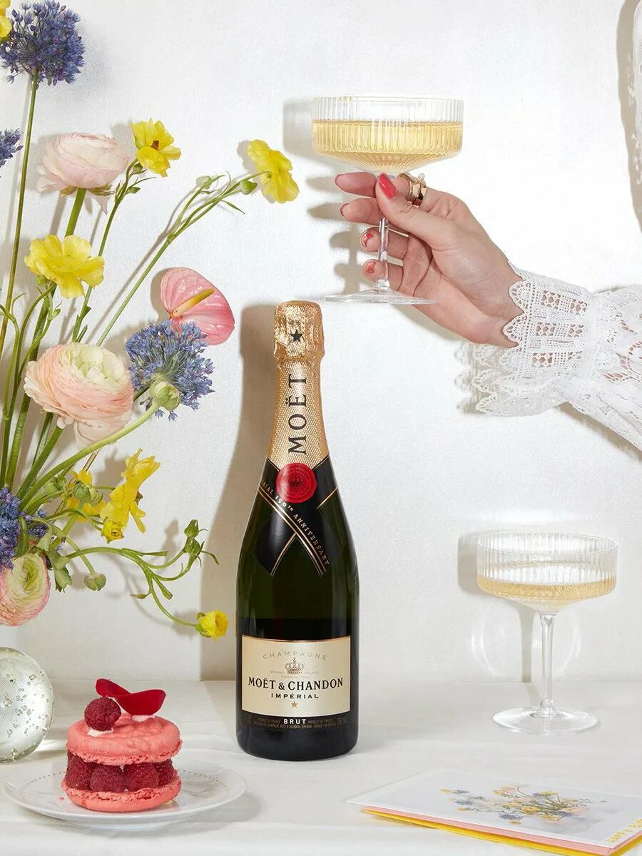 шампанское и розы экстра на русском. фрукты для романтического ужина. экстра брют крым. шампанское. цветы и шампанское.