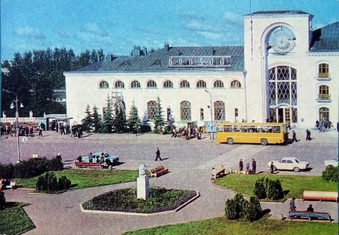 Новгород в советское время. Великий Новгород вокзал СССР. Вокзальная площадь Великий Новгород. Старый вокзал Великий Новгород. Ж/Д вокзал Великий Новгород.