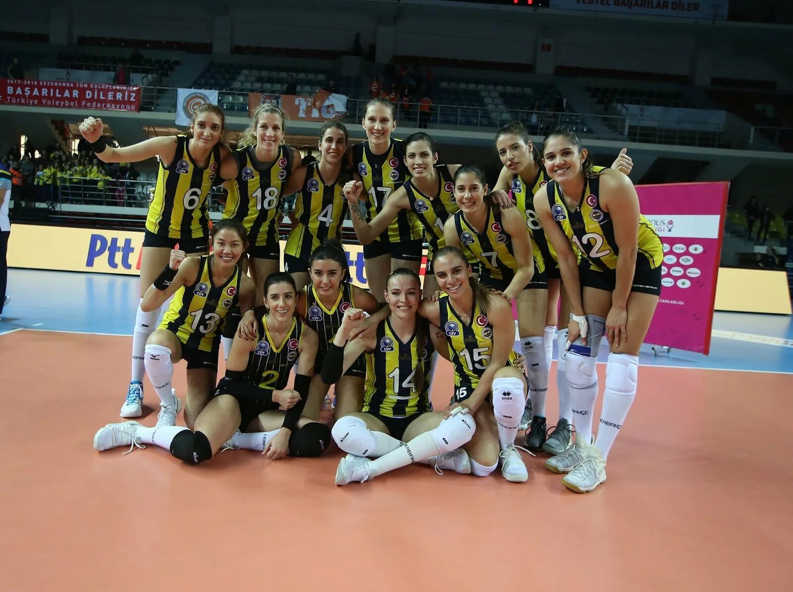 Волейболистки Фенербахче. Fenerbahce Volleyball. Фенербахче волейбол женщины фотографии. Волейбольный клуб фенербахче