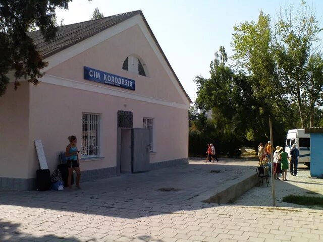 Орджоникидзе улица ленина. Пгт восход ялта. Первомайская центральная районная библиотека. Жк аврора ялта. Дом в пгт ленино.