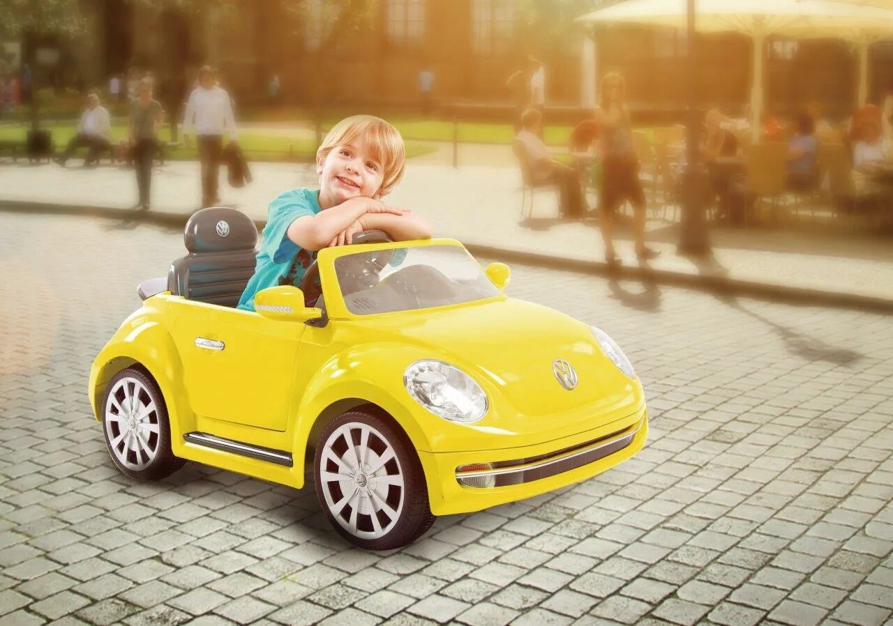 Электронный volkswagen. Фольксваген для детей. Детская машина Фольксваген. Дети и Volkswagen. Toys Toys автомобиль Volkswagen Beetle.