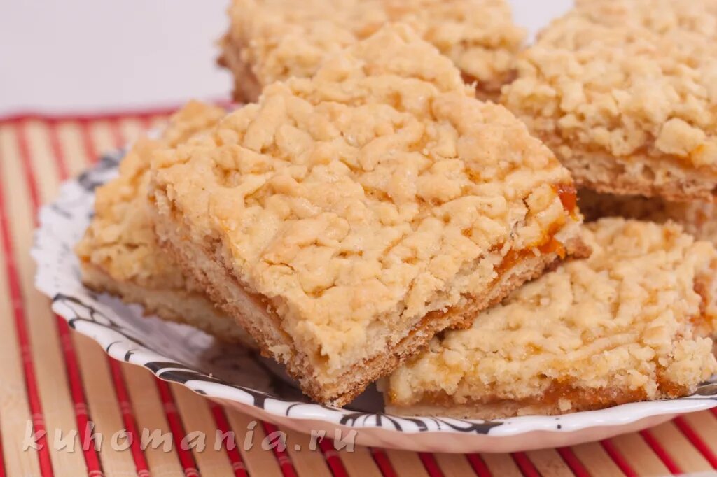 тертый пирог с вареньем. тертый пирог тертый пирог тертый пирог. песочное печенье с джемом. печенье из песочного теста с вареньем. тертое печенье.