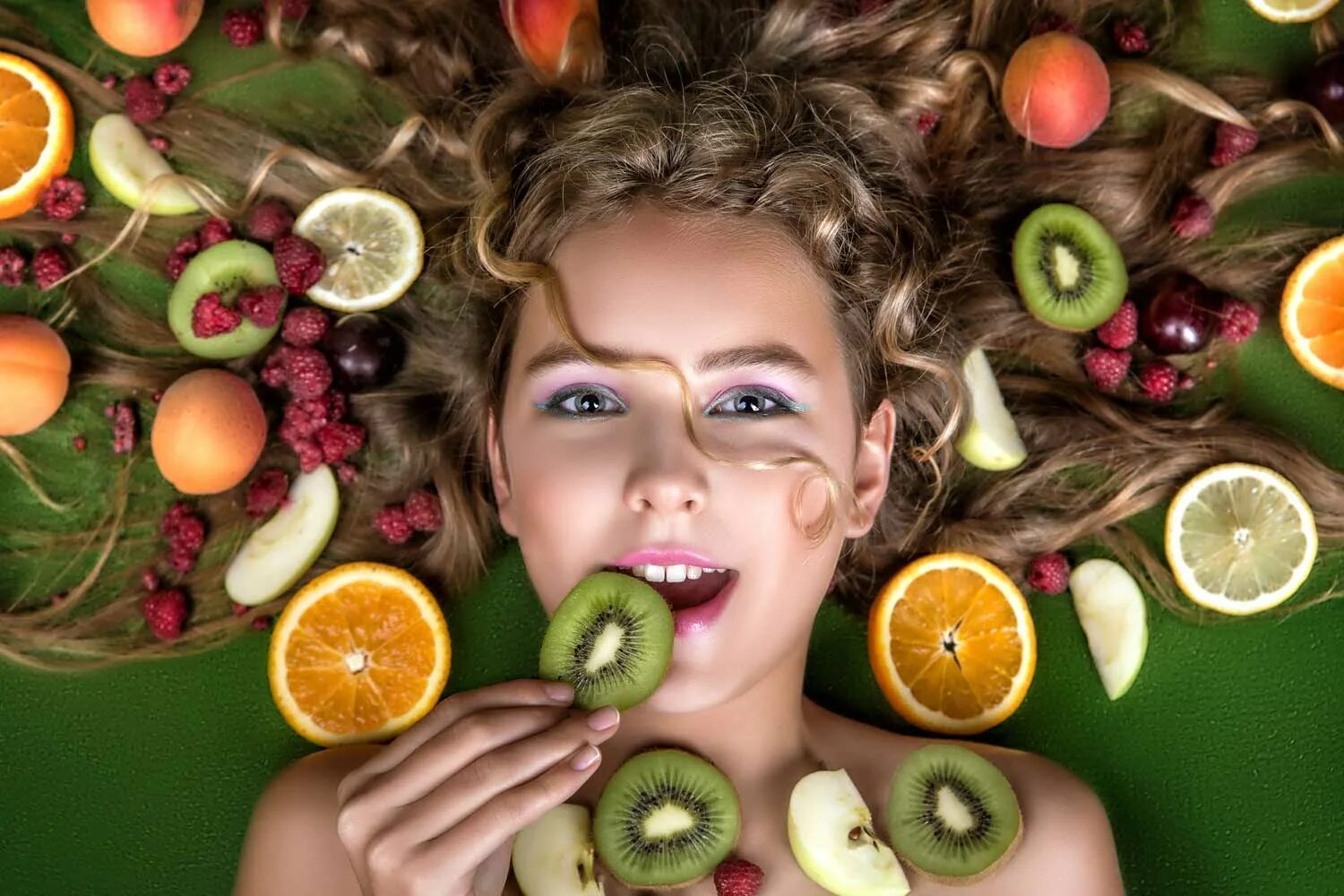 Красота и фрукты. Витамины красоты. Девушка с фруктами. Девушка с фруктами в волосах. Витамины красоты и молодости для женщин