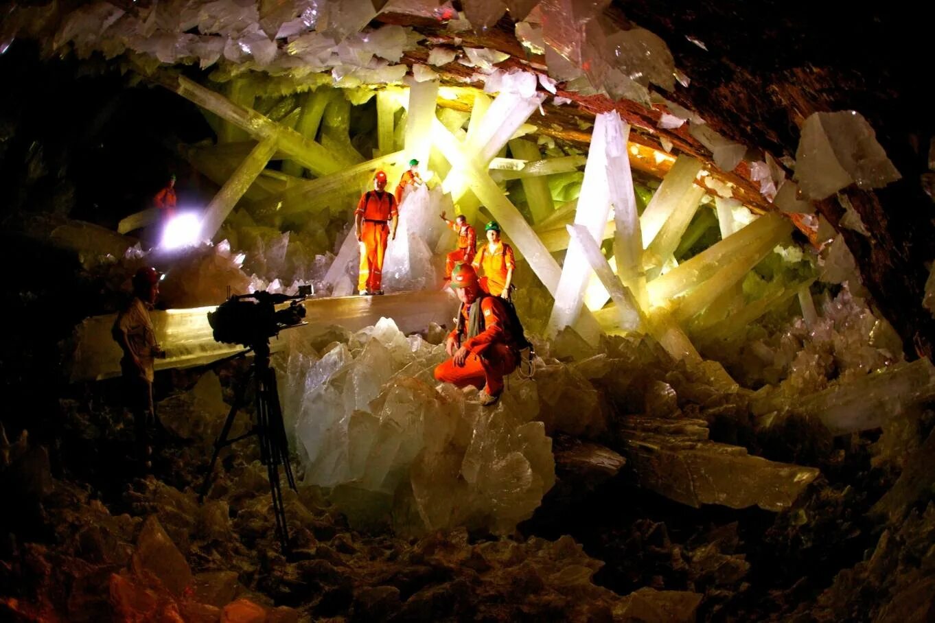 Кристалл шахты. Кристальная пещера гигантов Мексика. Пещера кристаллов гигантов в Мексике. Пещера Куэва де Лос Кристалес. Шахта Найка, Мексика.