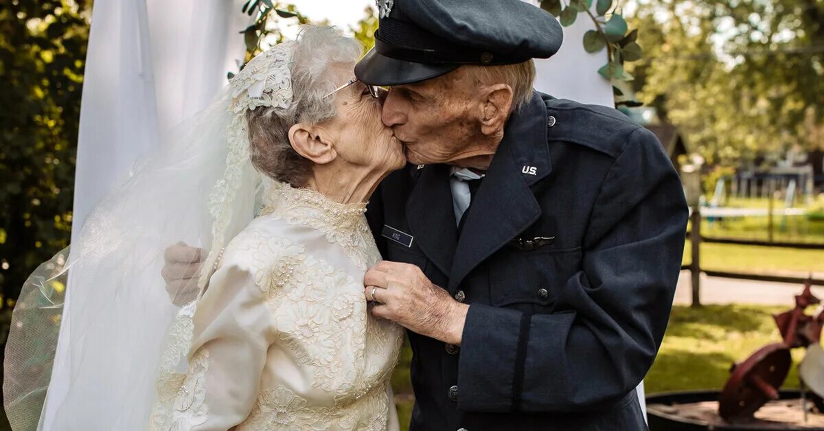 Заметив брак. Самая пожилая пара,которая сыграла свадьбу. Bride old man. Жене 17 лет а жениху 23.