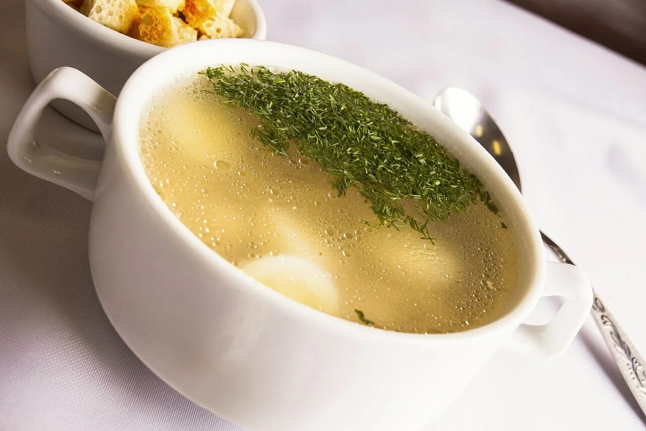 Красивый бульон. Консоме (бульон) с яйцом. бульон консоме куриный. консоме с перепелиным яйцом. бульон с яйцом.