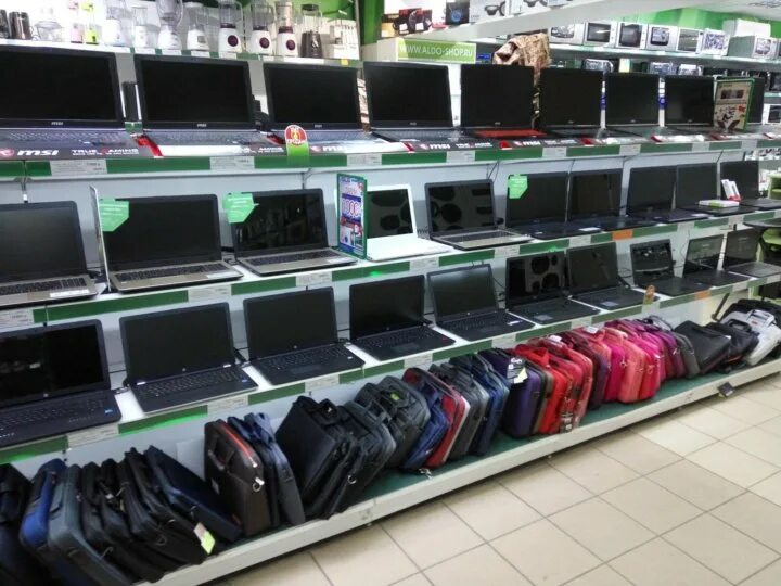 Интернет магазин техники ноутбуков. Витрина с ноутбуками. Магазин техники ноутбуков. Садовод с ноутбуком. Ноутбуки в магазине.