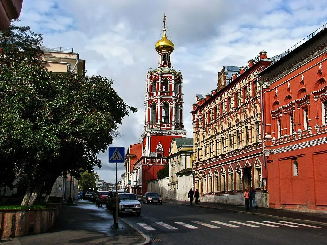 Улица петровка в москве. Церковь рождества богородицы в столешниках на петровке. улица петровка. петровка москва. улица петровка фото москва.